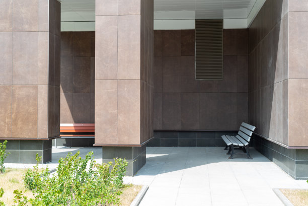 在新建筑的阴凉处休息的长椅。图片下载