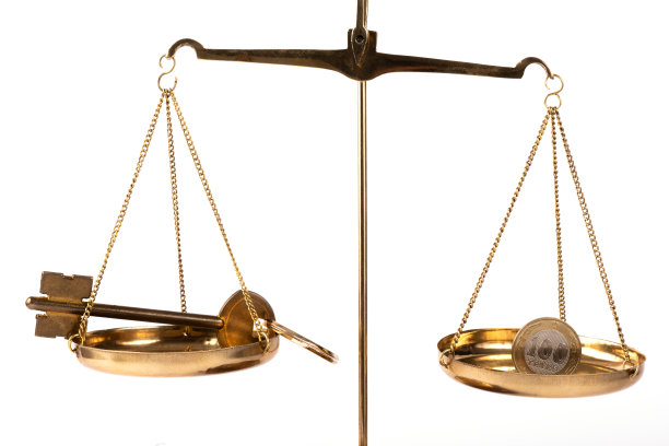 在天平一侧放一枚面值为100哈萨克坚戈的硬币，天平另一侧放一把金钥匙图片下载