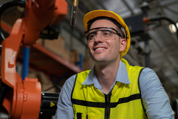 检查焊接机械臂的工程师图片下载