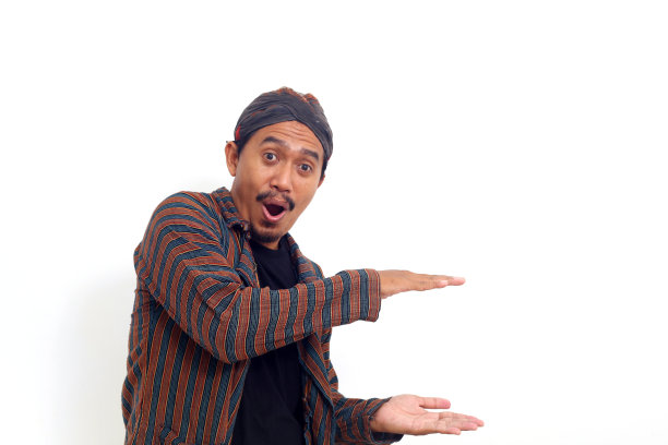 一个激动人心的亚洲男人站着展示。孤立在白色背景上图片下载