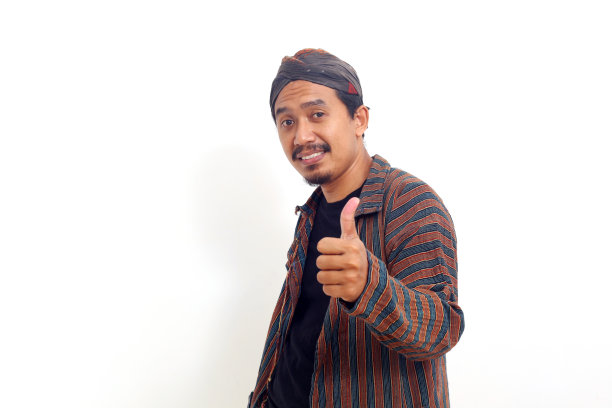 激动人心的亚洲男人站起来竖起大拇指。孤立在白色背景上图片下载