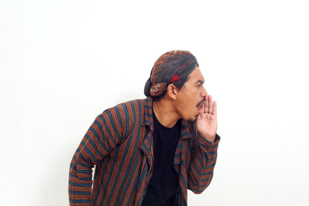 一名亚洲男子站在一边做着大喊大叫的手势。孤立在白色背景上图片下载