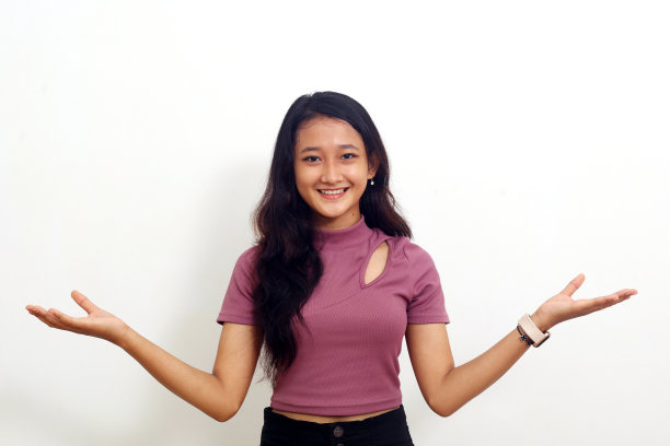 亚洲女孩展示两手空。孤立在白色背景上图片下载