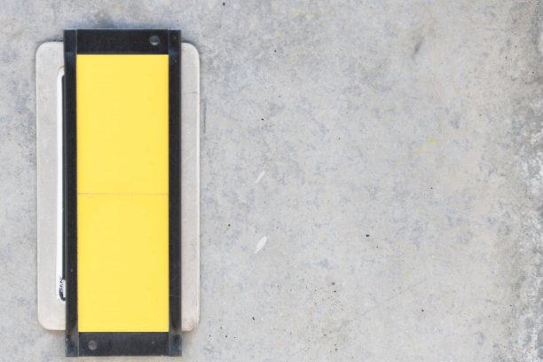 信号黄色告示板混凝土墙概念图片下载