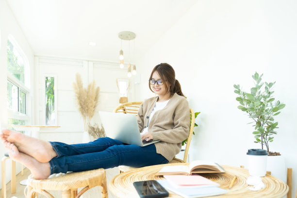 利用电脑和移动设备在线学习的年轻大学生。图片下载