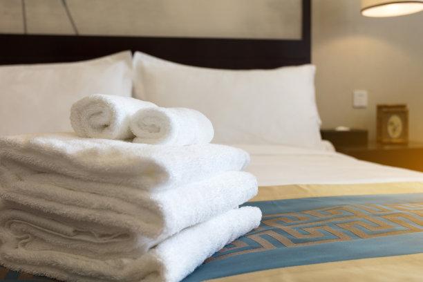 干净的白色浴巾在整洁干净的卧室-舒适和干净的概念图片下载