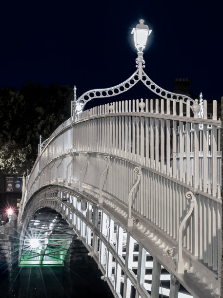 晚上在都柏林的便士桥上图片下载