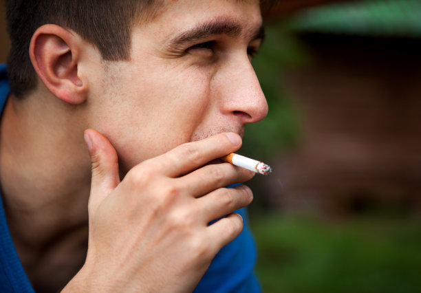 抽烟的年轻人图片下载