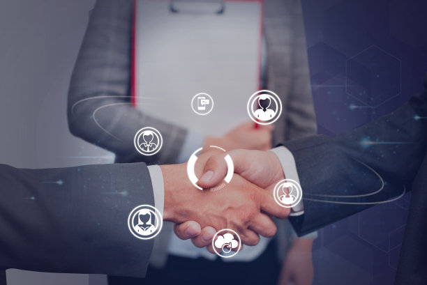 同事们握手祝贺团队合作成功完成最新的项目计划。祝贺合作伙伴成功地管理了共同的努力。图片下载