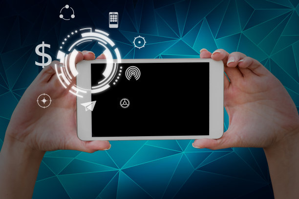 手握平板电脑展示了象征未来科技的创新想法。手持电子设备的手掌显示成功的创意策略。图片下载