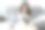 年轻的亚洲女人会生病的季节变化坐在沙发上。女孩坐在家里客厅的沙发上，冷得发高烧，擤鼻涕。健康问题，过敏概念。图片下载