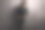 一个穿着皮夹克的年轻人靠在一堵崎岖不平的墙上图片下载