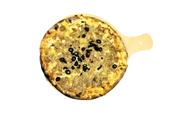 金枪鱼披萨配上芝士、番茄和橄榄，放在切好的木板上图片下载