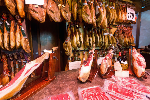 传统西班牙火腿腿固定在木制火腿上准备出售图片下载