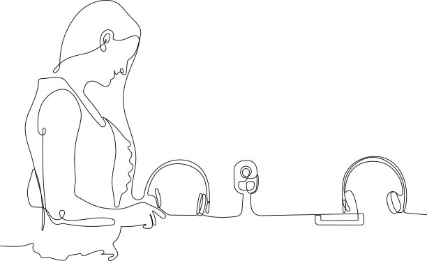 女孩在一家电器店里挑选商品图片下载