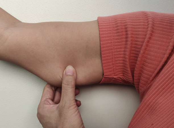 松弛的脂肪垂在手臂下，松弛的手臂。图片下载