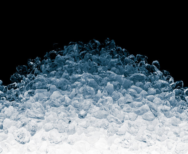 黑色背景上有碎冰块。碎冰堆。图片下载