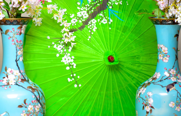 漂亮的亚裔背景。中国日文背景配扇子、伞、蓝色花瓶、鲜花。图片下载