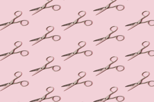 粉色背景的金属剪刀。模式。图片下载