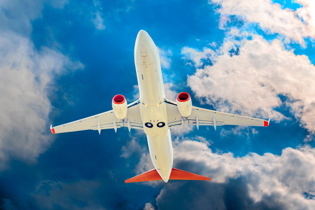 喷气式飞机在黑暗的多云天空下飞行，俯视图片下载