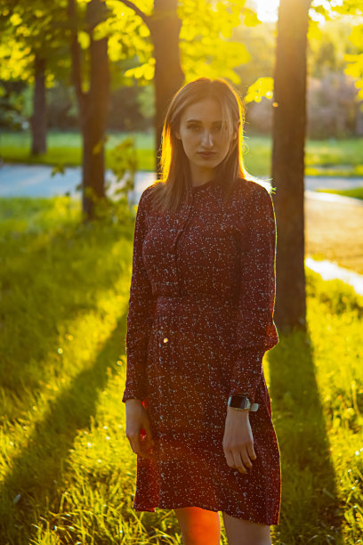 年轻女子享受她的时间在一个公园的户外夕阳背景。概念照片简介人像放松的女人脸闭上眼睛呼吸新鲜的清洁空气户外享受自然图片下载