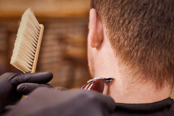 男士在理发店理发，客户在理发店用剪子、发刷理发图片下载