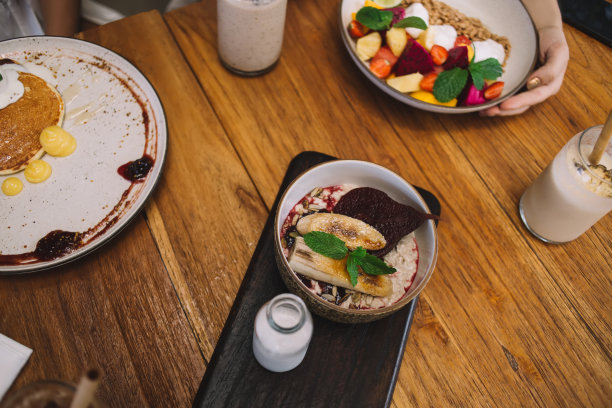 俯瞰美味的早餐，保持健康的生活方式，早餐水果和格兰诺拉麦片，头顶的照片，盘子里有新鲜的有机食材自制的美味食物图片下载