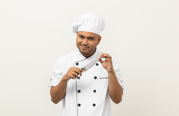 搞笑亚洲男厨师拿着厨师刀在孤立的白色背景上的各种手势动作。厨师职业厨师或面包师在厨房、餐厅和酒店工作的人。图片下载