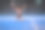 美丽的年轻获胜者女孩的肖像在室内球拍网球场欢欣鼓舞图片下载