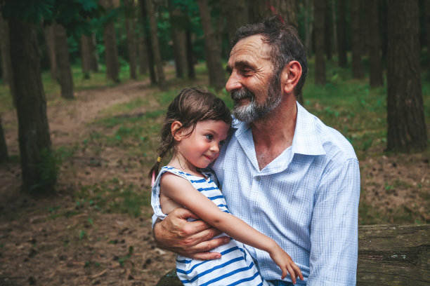 爷爷和他的小孙女拥抱在一起图片下载