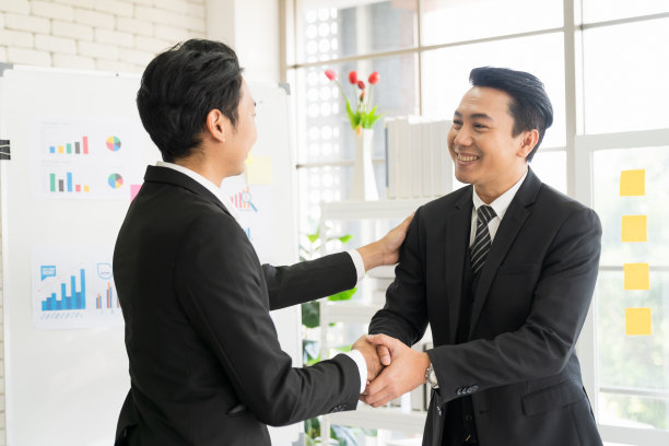 亚洲商人在办公室结束会议后握手。投资交易，合伙理念。图片下载
