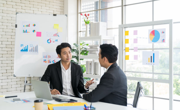 一群亚洲商人在办公室讨论商业计划。与合作伙伴或同事讨论战略计划的亚洲商人。业务,人们图片下载