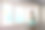 微笑着的男人透过他公寓的窗户向我打招呼。图片下载