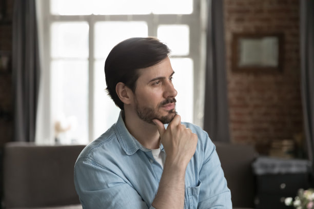 严肃而有思想的人遥望远方思考图片下载