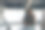 女性办公室职员在化妆期间看着桌面镜子图片下载
