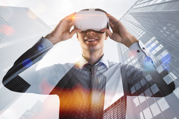 超时空和虚拟现实网络概念帅哥使用VR头盔对城市摩天大楼背景，双重曝光图片下载