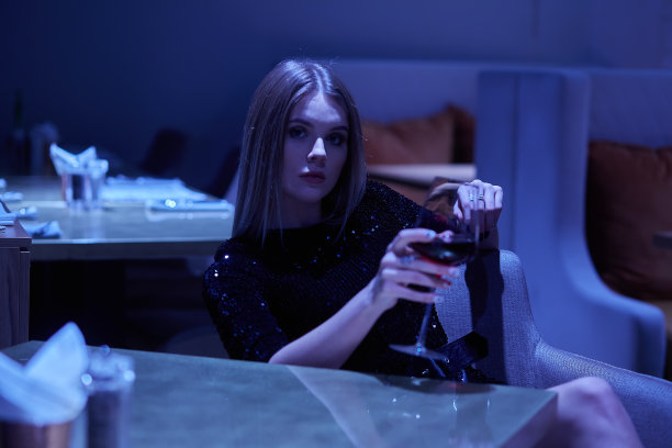 伤心的单身女性图片下载