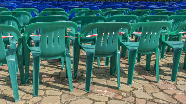 空空如也的塑料椅子图案。很多观众用的椅子。适合活动的舒适家具。图片下载