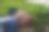 成熟的商人在工作休息时在城市公园的长椅上放松，工作与生活平衡的理念。图片下载