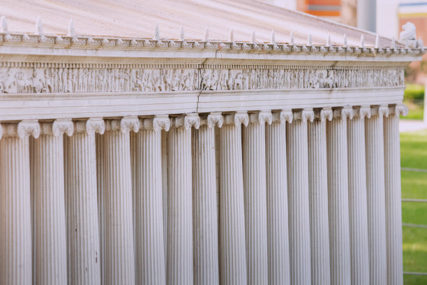 柱:奥林匹斯神庙中一排光滑而有节奏的古典希腊柱图片下载