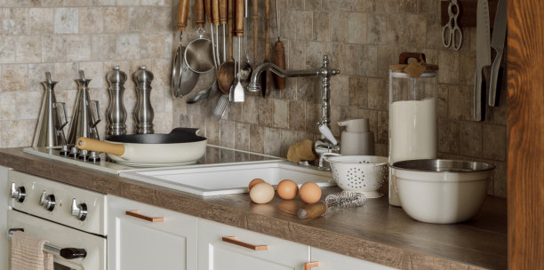 现代日本室内设计公寓的大地色调，木制实心橡木家具和滑动日本木门的自然纹理。Japandi概念图片下载