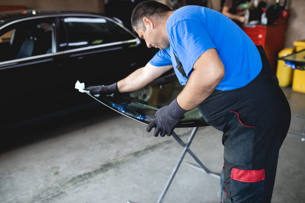 更换汽车玻璃服务。图片下载