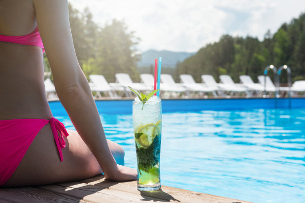 女人和莫吉托鸡尾酒配青柠和薄荷图片下载