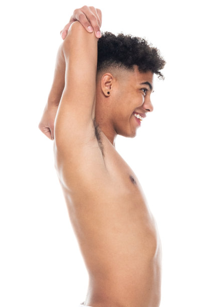 非裔美国男性穿着平角短裤在白人背景前锻炼图片下载