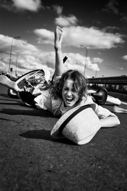 从自行车上摔下来图片下载