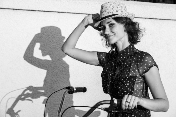 女孩的自行车图片下载