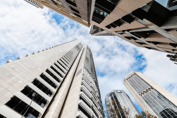 抬头看悉尼的新摩天大楼图片下载