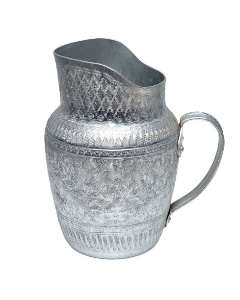 铝水壶孤立在白色背景。图片下载