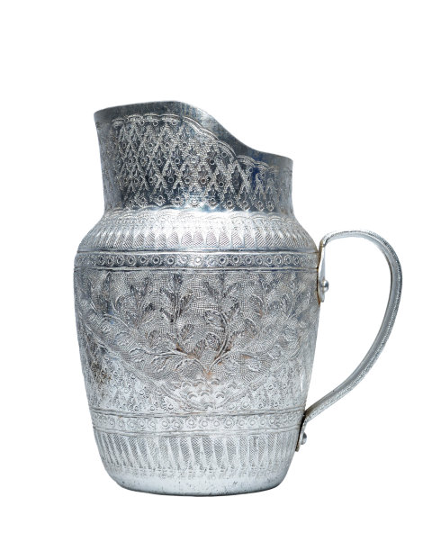 铝水壶孤立在白色背景。图片下载