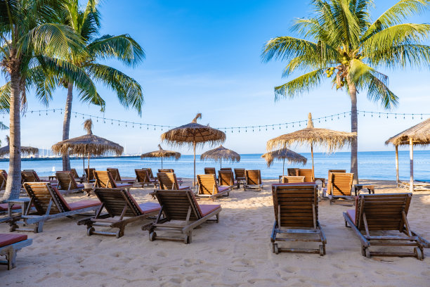 泰国芭堤雅的那宗田海滩，夕阳下的白色热带海滩图片下载